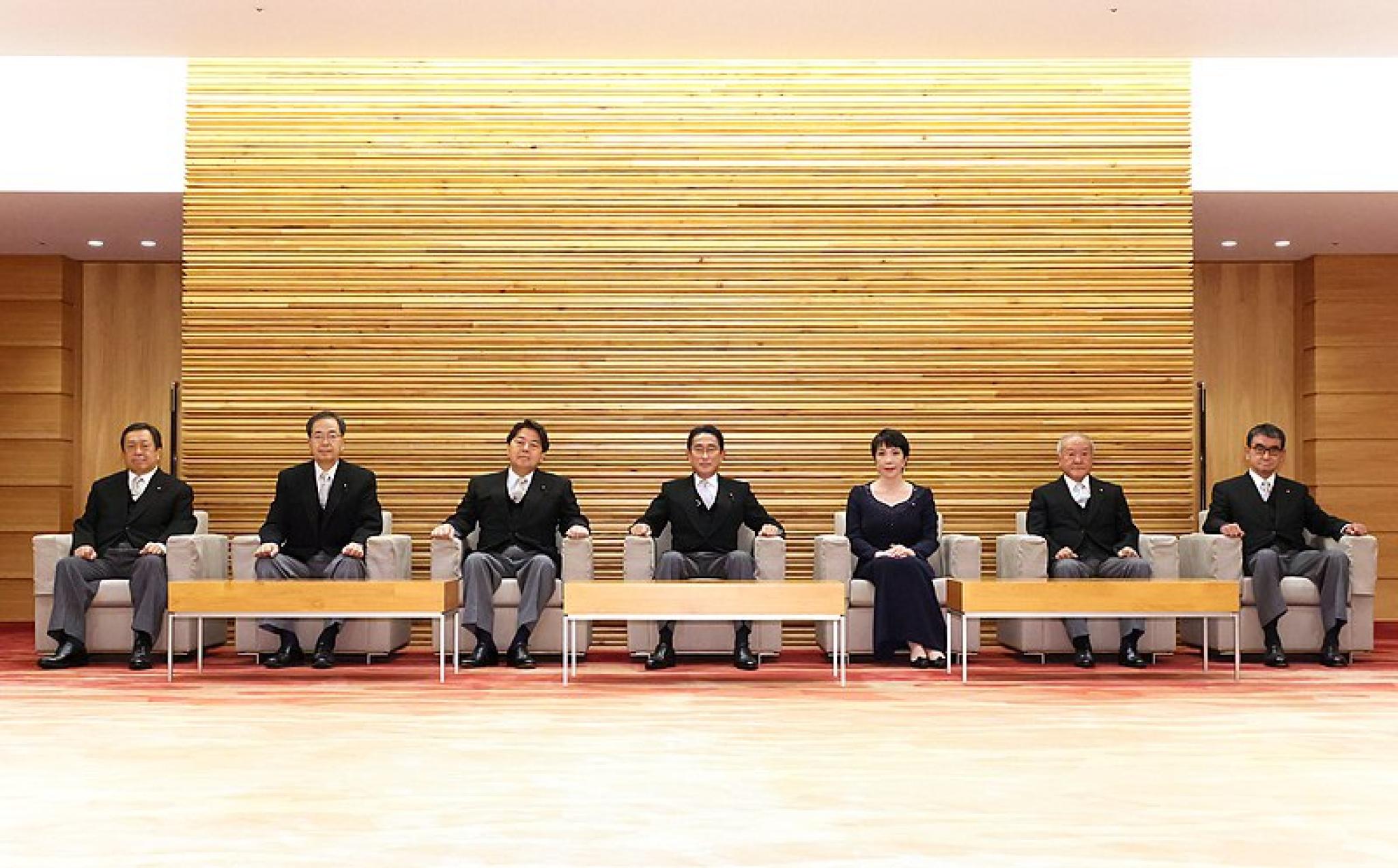 Prime Minister Fumio Kishida and his Cabinet in the Kantei, 10 August 2022. Source: 首相官邸ホームページ/Wikimedia Commons.