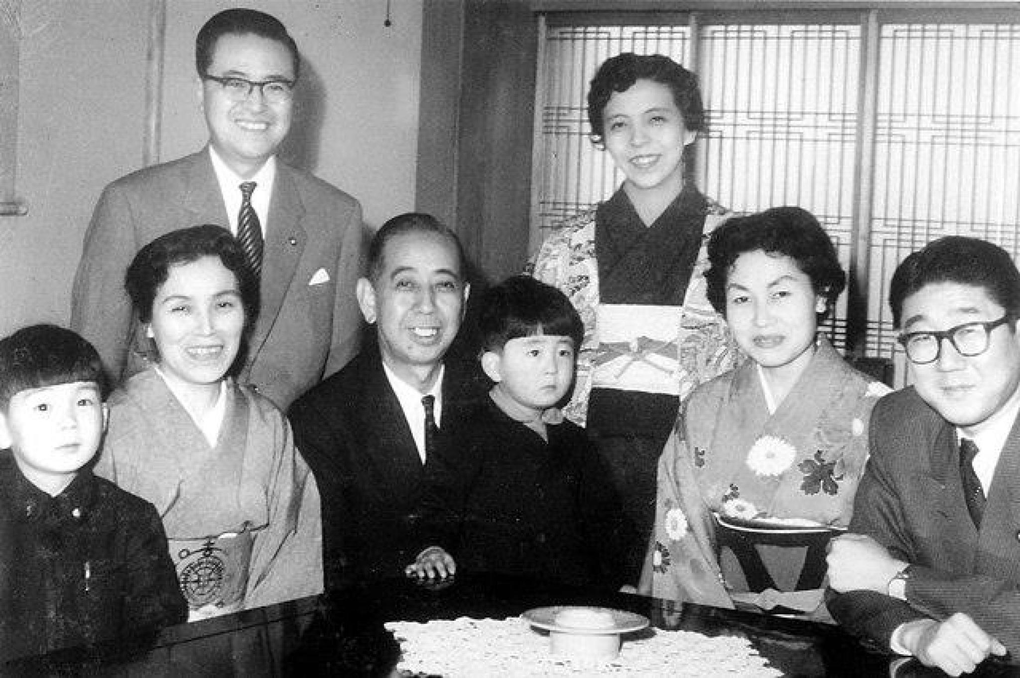 Prime Minister Kishi Nobusuke with his family and grandson Abe Shinzō.