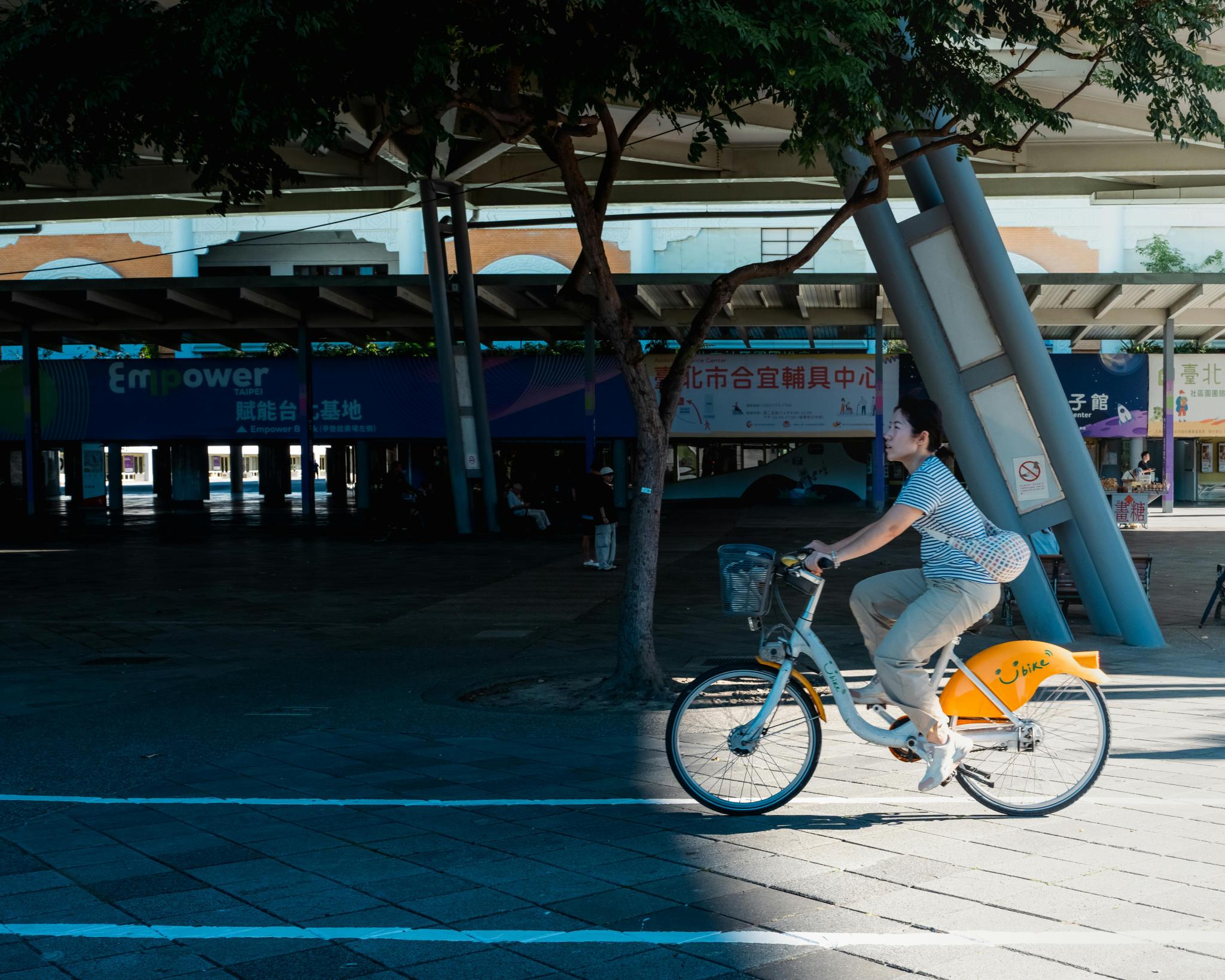 Woman cycling in urban environment, Japan (Photo: Jeremy Chua/Pexels).