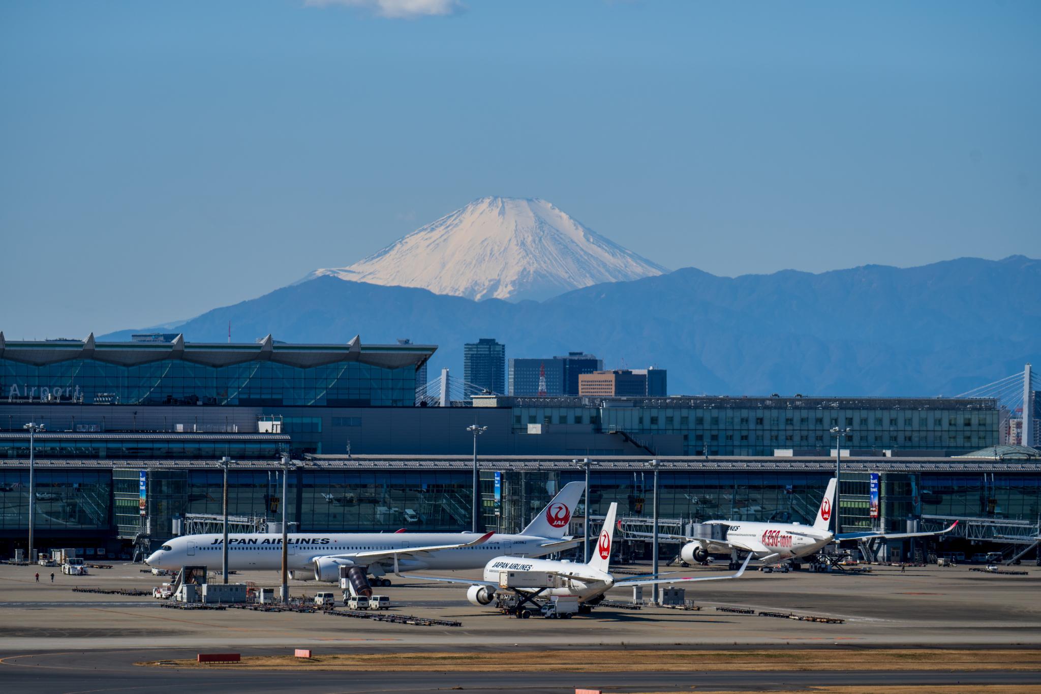 A bustling scene at Haneda Airport with airplanes and Mount Fuji in the background, Tokyo, Japan, 20 February 2025 (Photo: Guohua Song/Pexels).