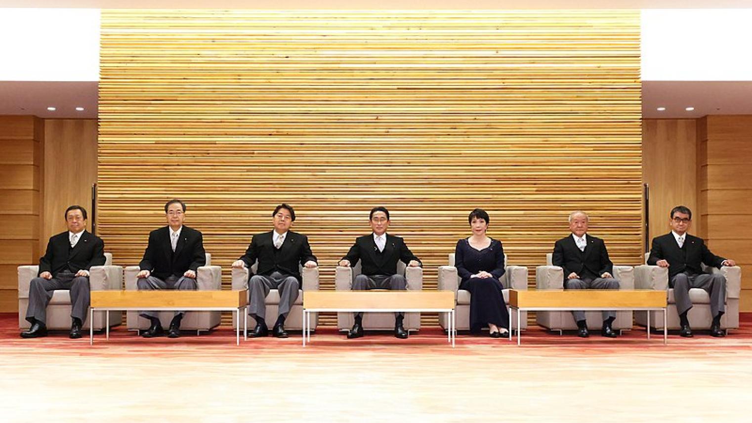 Prime Minister Fumio Kishida and his Cabinet in the Kantei, 10 August 2022. Source: 首相官邸ホームページ/Wikimedia Commons.