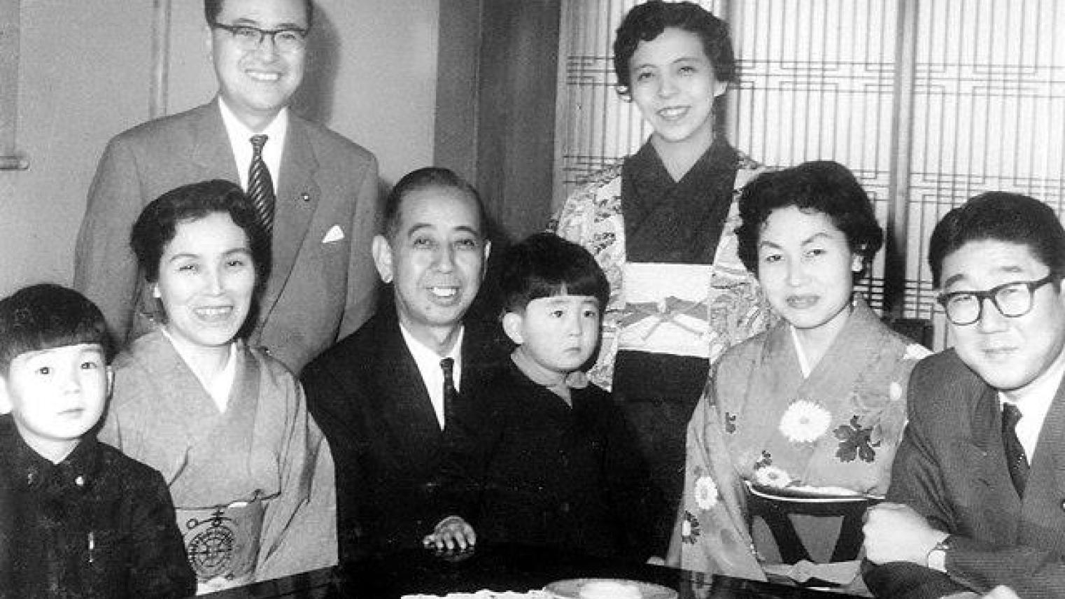 Prime Minister Kishi Nobusuke with his family and grandson Abe Shinzō.