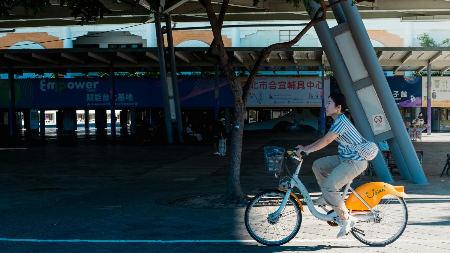 Woman cycling in urban environment, Japan (Photo: Jeremy Chua/Pexels).